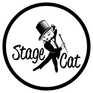 Schwarz-weißes Logo: Anthropomorphe Katze mit Zylinder, Stock und Frack, darunter ‚Stage Cat‘ in verschnörkelter Schrift.